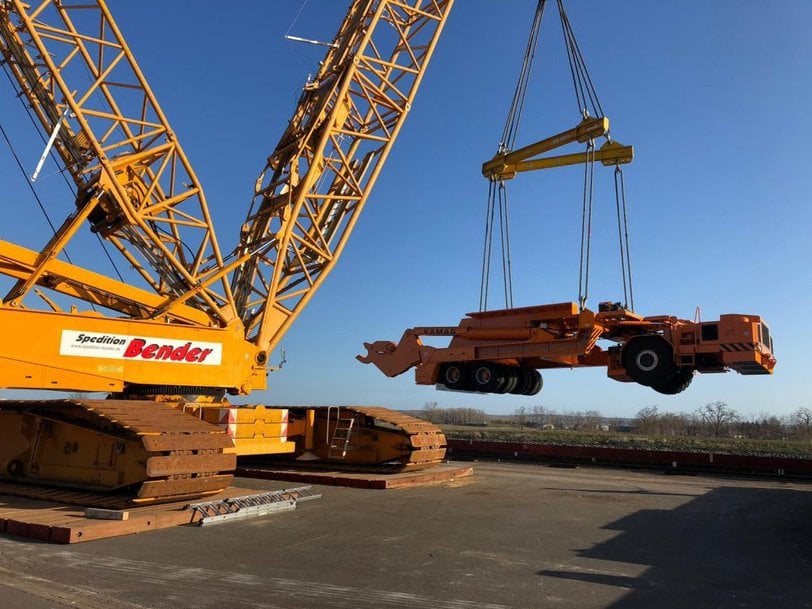 Demag CC 2800-1 lifts slag pot carriers at the Port of Vahldorf